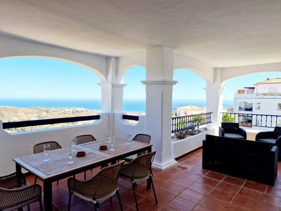 Las Palmeras Seaviews Міхас Екстер'єр фото